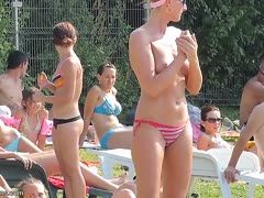 College Flittchen in Bikinis unter der Dusche gefilmt