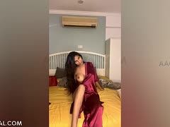 Schwarzhaar Privatgirl beim Strip vor Webkamera