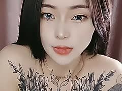 Tattooteen aus Asien beim Vögeln