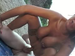 Sexbombe fickt in der Natur