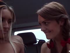 Lesbisches Fotzenlecken im Auto